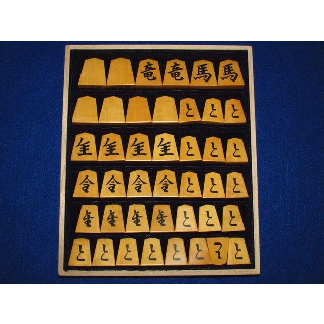将棋駒 富月作一文字NHKタイプ島黄楊糸柾彫埋将棋駒 桐製平箱付 将棋駒 富月作一文字NHKタイプ島黄楊糸柾彫埋将棋駒 桐製平箱付