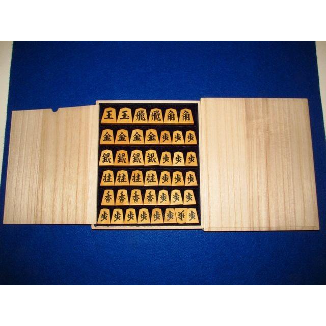 将棋駒 富月作一文字NHKタイプ島黄楊糸柾彫埋将棋駒 桐製平箱付 将棋駒 富月作一文字NHKタイプ島黄楊糸柾彫埋将棋駒 桐製平箱付