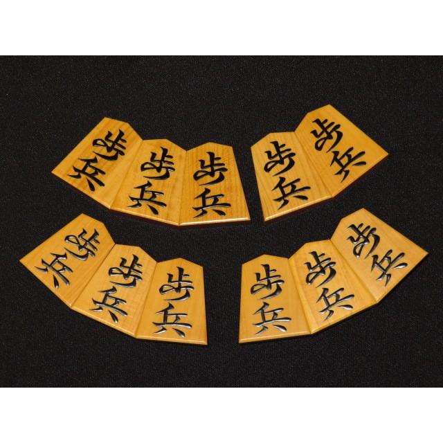 将棋駒 富月作錦旗島黄楊赤柾盛上将棋駒 桐製平箱付/新品(KS385