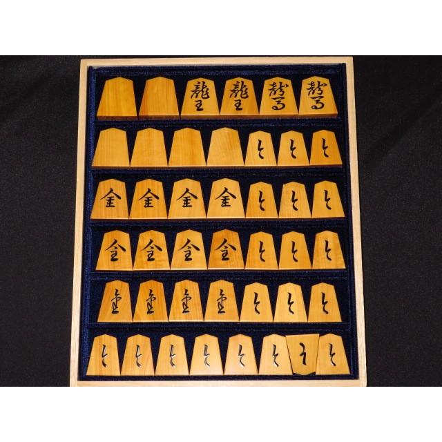 将棋駒 富月作錦旗島黄楊赤柾盛上将棋駒 桐製平箱付/新品(KS385