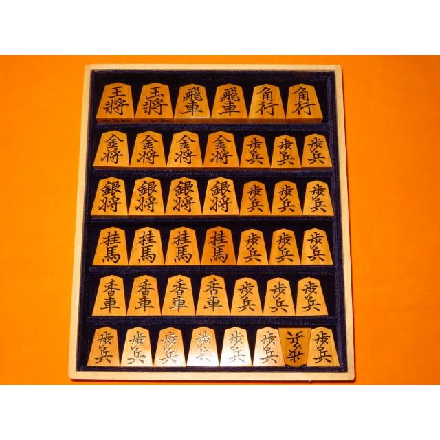 「人气商品」 将棋駒　美玉作菱湖島黄楊赤柾盛上将棋駒　新品/桐平箱付(KS409) 【JSB2036705019】(73950円)