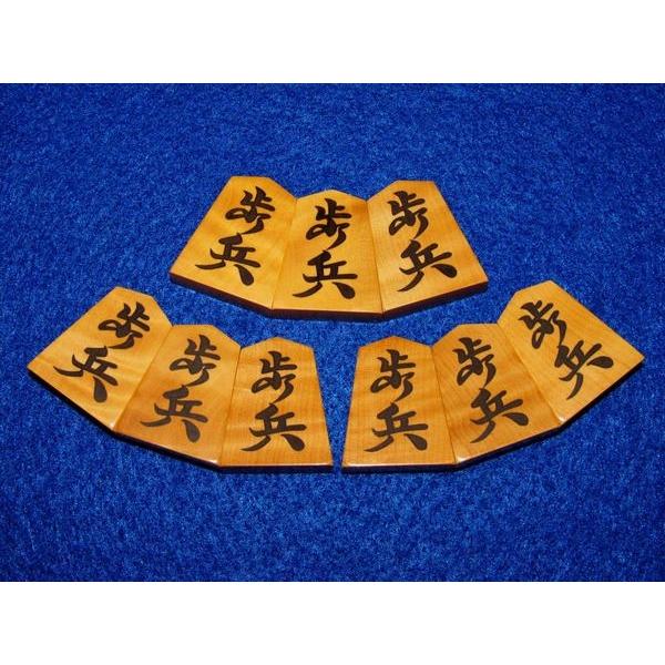 【値段交渉可：送料込】 将棋駒 平田雅峰作水無瀬（水無瀬兼成卿筆跡）本黄楊彫埋将棋駒/桐製平箱付(KS42) 【IQ4014193785】(145750円)