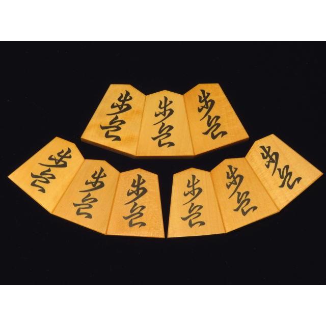 「人气商品」 将棋駒　東泉作王義之島黄楊斑入柾目彫埋将棋駒/新品 桐平箱付(KS440) 【HOV8592990529】(31200円)