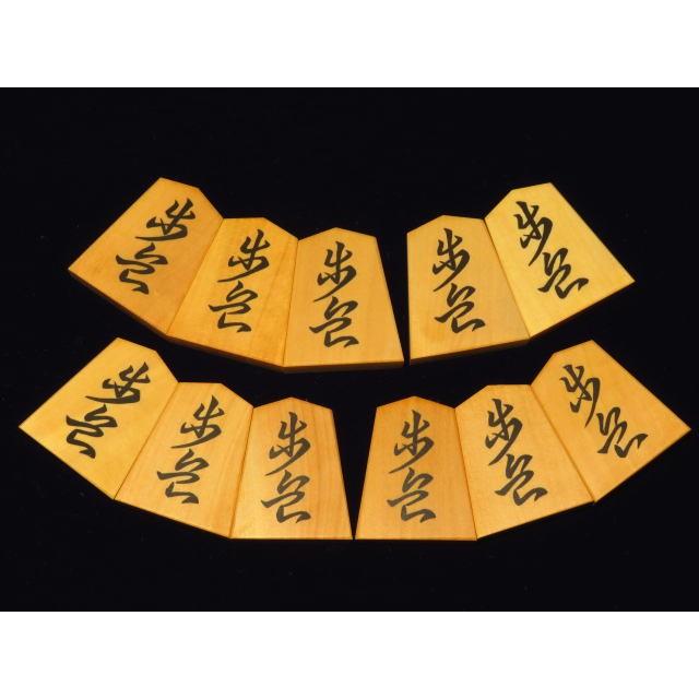 「人气商品」 将棋駒　東泉作王義之島黄楊斑入柾目彫埋将棋駒/新品 桐平箱付(KS440) 【HOV8592990529】(31200円)