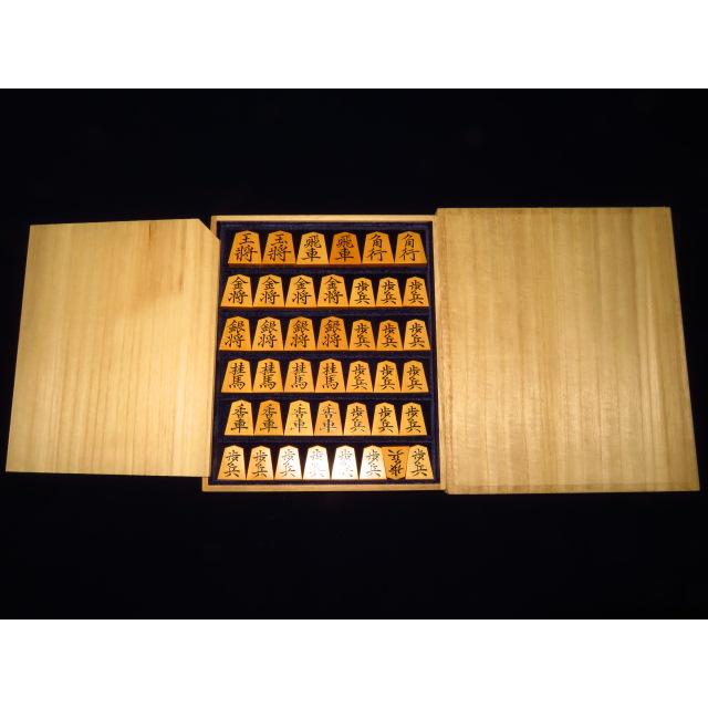 【新版】 将棋駒　寉峯作菱湖島黄楊赤柾盛上将棋駒　新品　桐製平箱付（KS459) 【GM2900133196】(105300円)