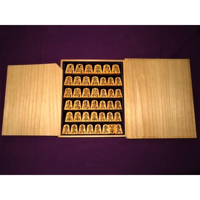 将棋駒 東泉作蜀紅薩摩小黄楊柾目彫将棋駒/新品 桐平箱付(KS564