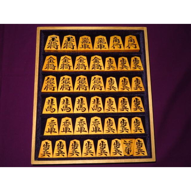 将棋駒 東泉作蜀紅薩摩小黄楊柾目彫将棋駒/新品 桐平箱付(KS564