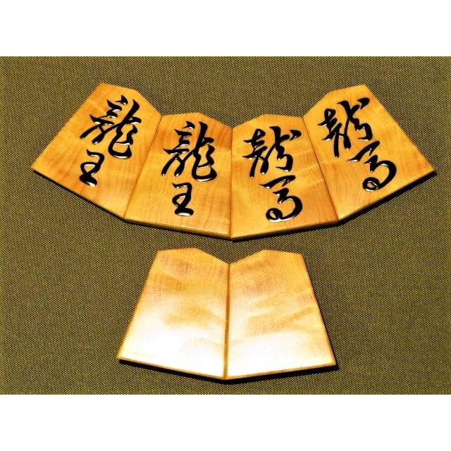 将棋駒 江陽作錦旗島黄楊銀目杢盛上将棋駒/桐製平箱付 新品 将棋駒 江陽作錦旗島黄楊銀目杢盛上将棋駒/桐製平箱付 新品