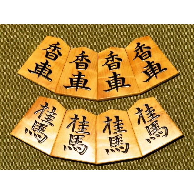 将棋駒 江陽作錦旗島黄楊銀目杢盛上将棋駒/桐製平箱付 新品 将棋駒 江陽作錦旗島黄楊銀目杢盛上将棋駒/桐製平箱付 新品