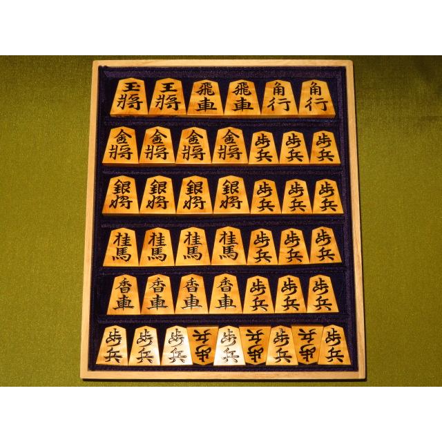 将棋駒 江陽作錦旗島黄楊銀目杢盛上将棋駒/桐製平箱付 新品 将棋駒 江陽作錦旗島黄楊銀目杢盛上将棋駒/桐製平箱付 新品