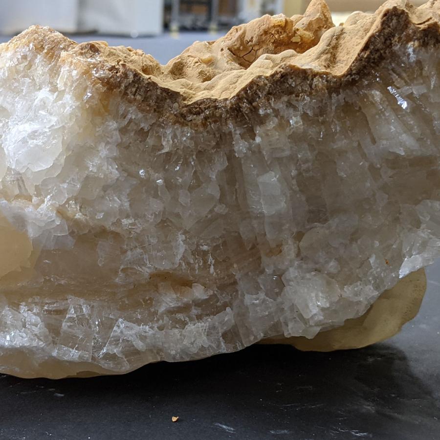鍾乳石 国産(岡山県新見市) / 長さ25cm・4.3kg 天然石 結晶 銘 鍾乳石 国産(岡山県新見市) / 長さ25cm・4.3kg 天然石 結晶 銘