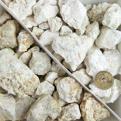 灰色と白の自然石(中)※引き取り限定 糸魚川産 本翡翠 置石 2kg｜天然石 原石 通販のキラリ石