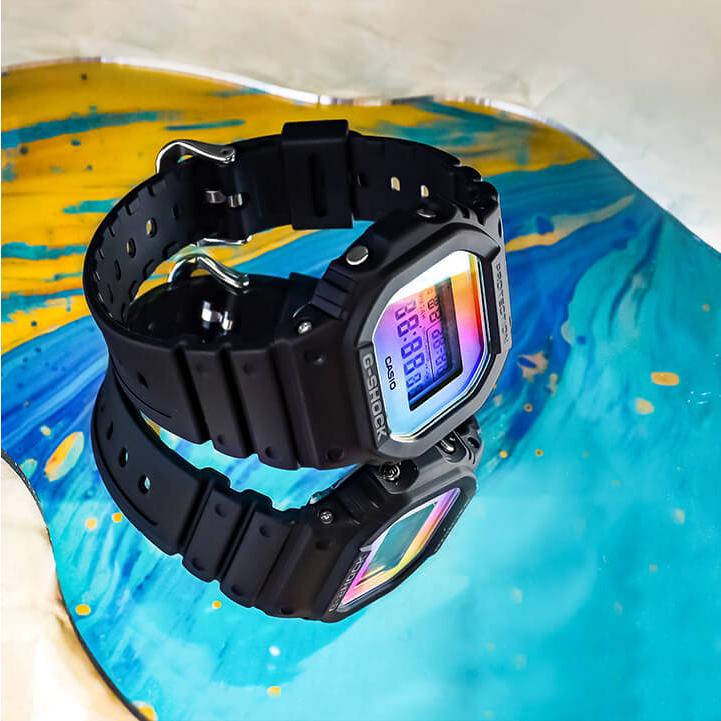 カシオ Gショック ジーショック CASIO G-SHOCK DW-5600SR-1 Iridescent Color 腕時計 時計 虹色 レインボー  カレンダー 防水 デジタル 黒 ブラック 逆輸入