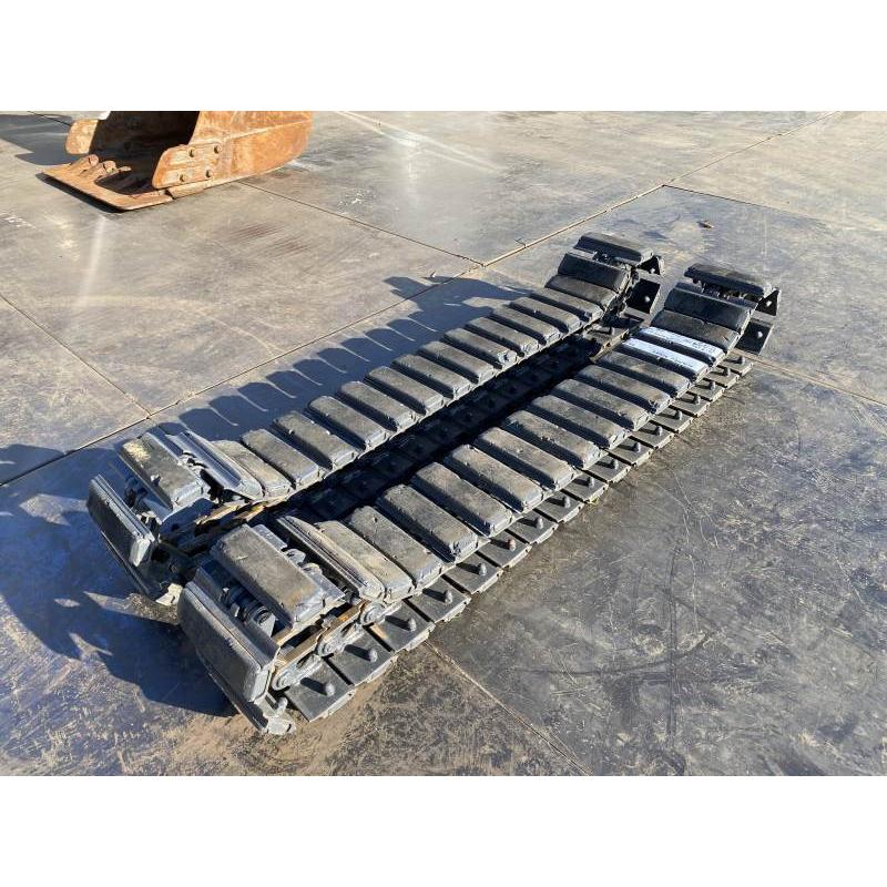 ユンボ、コマツバックホウ6トン1250時間、激安鉄キャタゴムパット付きです。 鉄シュー+パッドセット 鉄キャタ ユンボ用パーツ コマツ 純正品 PC20MR