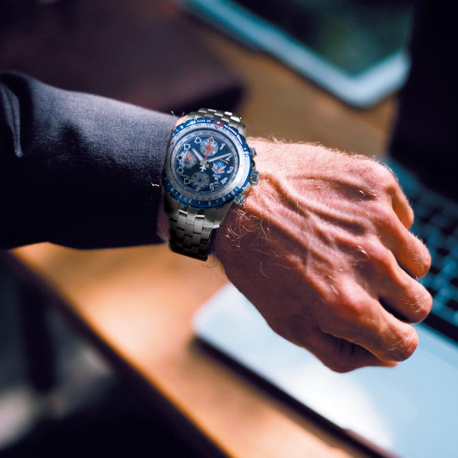 航空自衛隊 創隊60周年記念 『 ブルーインパルス 』 航空腕時計 クロノグラフ 識別帽 無料進呈 ディスプレイセット付 HRW1101