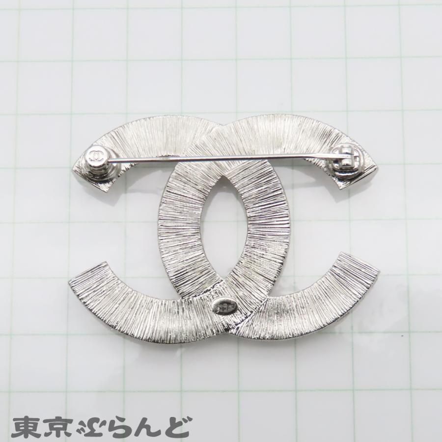 CHANEL シルバーブローチ ターンロックデザイン CHANEL（シャネル） ピンブローチ A63085 シルバー メタル ライン