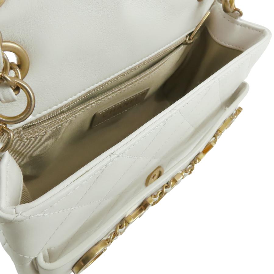シャネルノベルティホワイトチェーンショルダーバッグほとんど未使用 CHANEL（シャネル） チェーンショルダーバッグ ホワイト 白 ゴールド