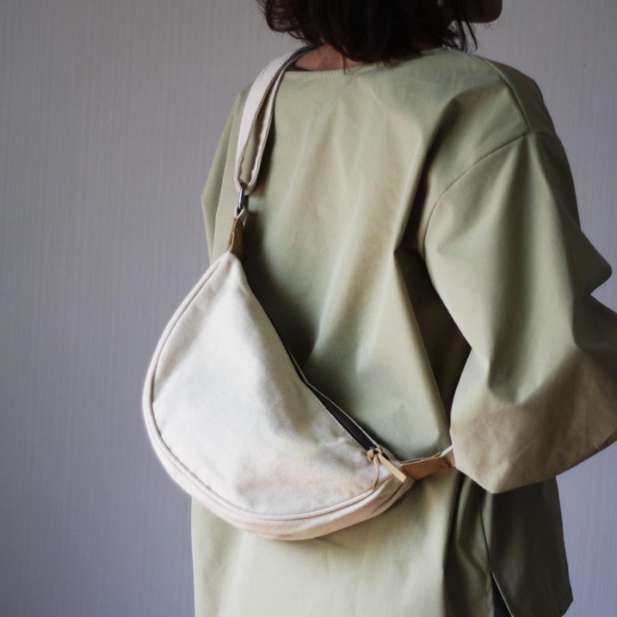 ショルダーバッグ ボディバッグ 本革遣いのバナナサコッシュ ラウンド