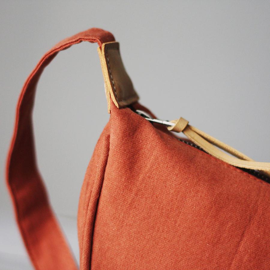 ショルダーバッグ ボディバッグ 本革遣いのバナナサコッシュ ラウンド