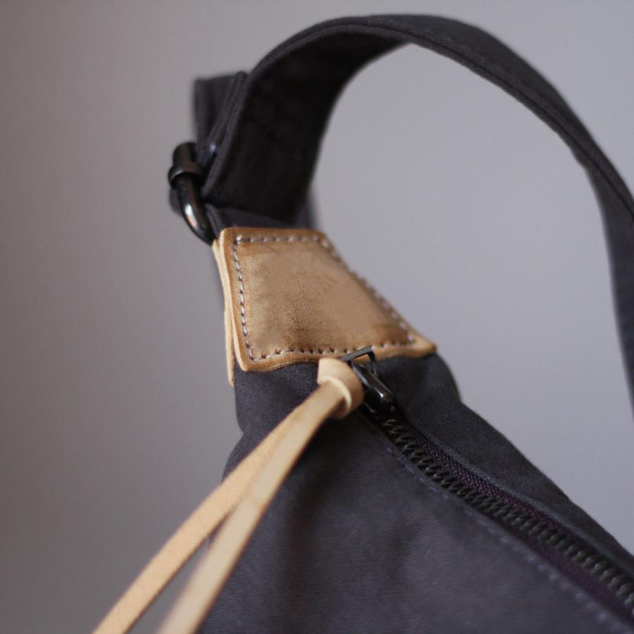 ショルダーバッグ ボディバッグ 本革遣いのバナナサコッシュ ラウンド