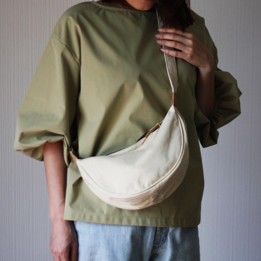 ショルダーバッグ ボディバッグ 本革遣いのバナナサコッシュ ラウンド