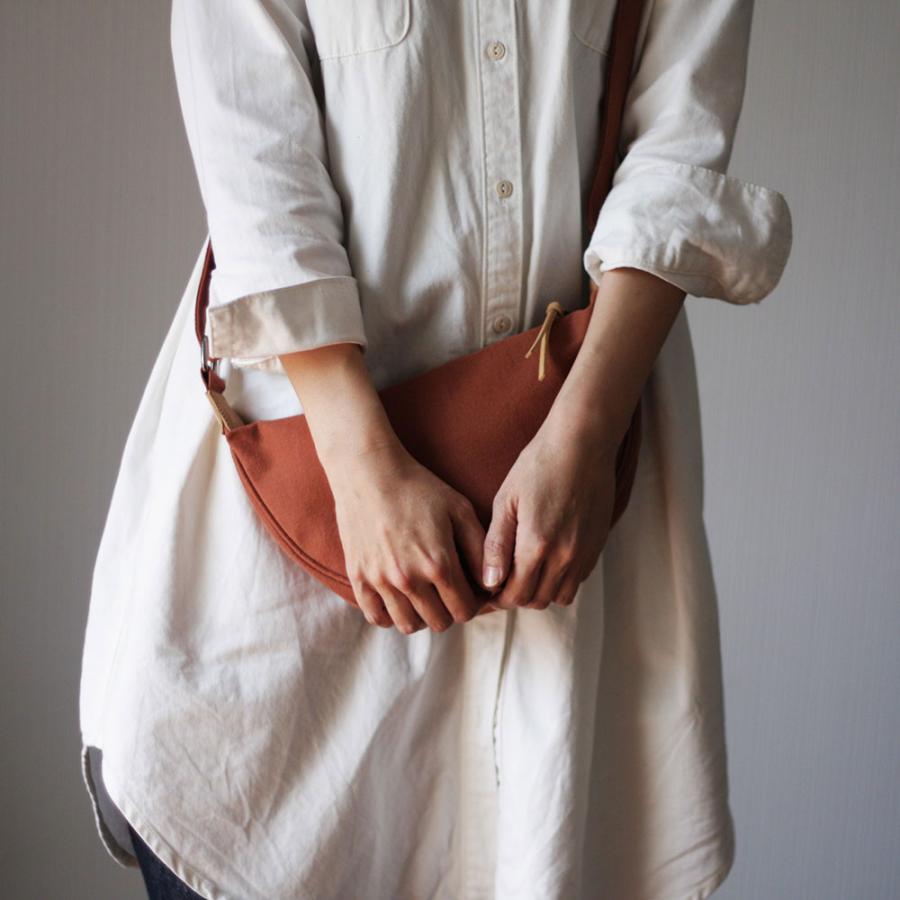 ショルダーバッグ ボディバッグ 本革遣いのバナナサコッシュ ラウンド