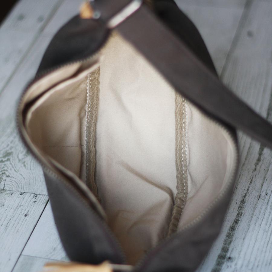 ショルダーバッグ ボディバッグ 本革遣いのバナナサコッシュ ラウンド