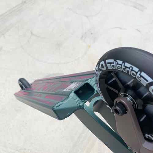 フリースタイルスクータープロモデル　DISTRICT ディストリクト　C50 リトマスグリーン 身長150~175cm　キックボードスタントトリック 