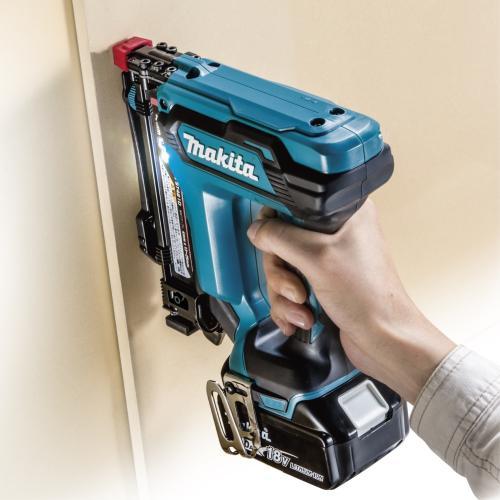 マキタ makita ST121D 充電タッカ 中古品 本体のみ 18V ※本体、ケース名前印字跡有 10mm 【ハンズクラフト宜野湾店】 マキタ（makita） 18V 充電式タッカ ST121DZK J線ステープル専用/10mm