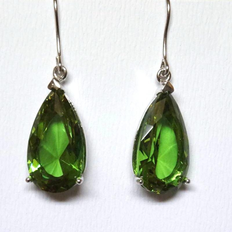 光によってカラーチェンジ！ズルタナイトのピアス　SV-E-ZN-DRPL |  | 01