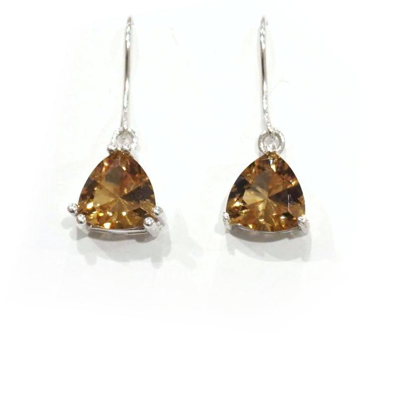 光によってカラーチェンジ！ズルタナイトのピアス　SV-E-ZN-TRI |  | 02