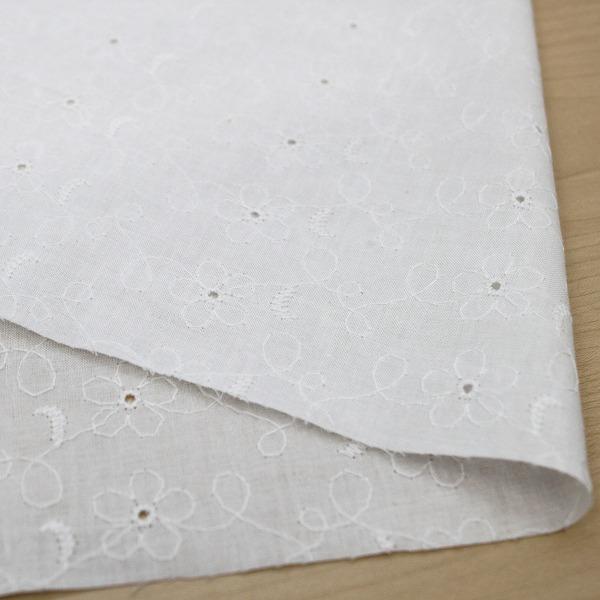 生地 布 綿レース お花と刺しゅう キャンブリック レース 綿100％ 約100cm幅（刺しゅう幅） H9366 ゆうパケット2ｍ対応 10cm単位価格 |  | 05