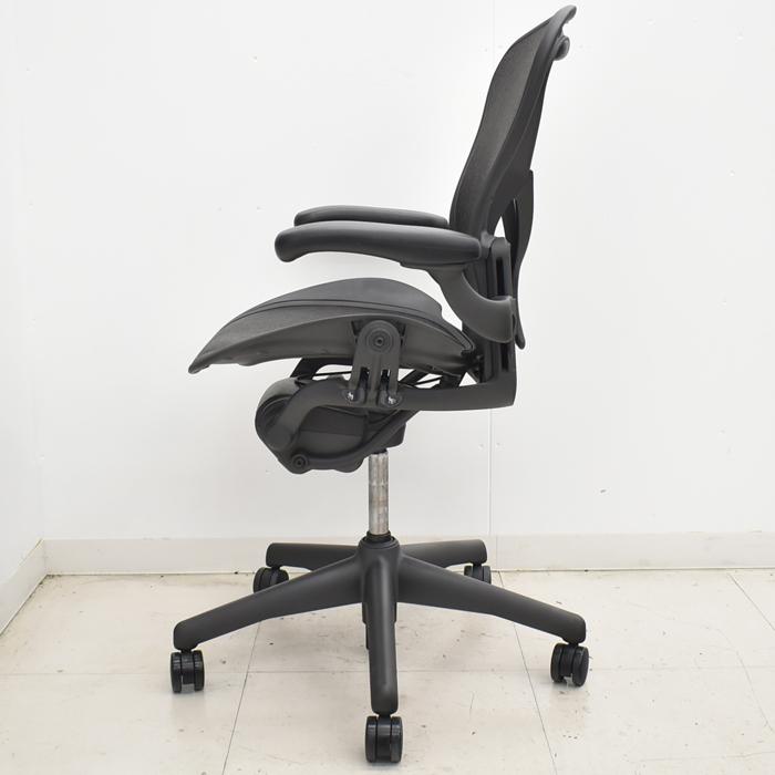 ハーマンミラー アーロンチェア Bサイズ　フル装備 　可動肘 　ブラック Herman Miller（ハーマンミラー） 【中古】ハーマンミラー アーロン