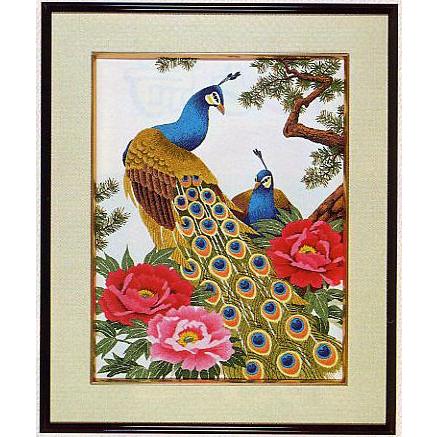 k567 額装刺繍絵「牡丹に孔雀」鮮やかな色合いのクジャクと優美なボタンの花 刺繍孔雀くじゃく