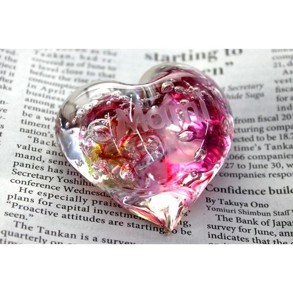 名入れ 通販 激安 ペーパーウェイト かわいいハートのガラス製ペーパーウェイトにお名前が刻めます