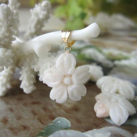 白珊瑚桜の花のペンダントトップ/K18/天然コーラル/さんご・サンゴ  