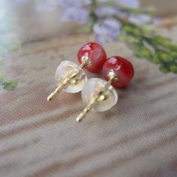 日本・高知産血赤珊瑚 ラウンドピアス. （4.6ミリ） K18 宝石サンゴ