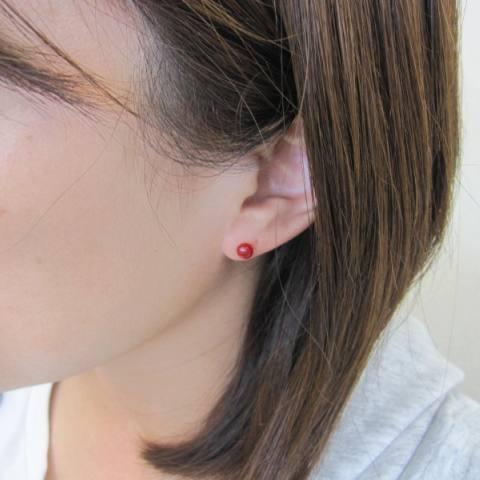 日本・高知産血赤珊瑚 ラウンドピアス. （4.6ミリ） K18 宝石サンゴ