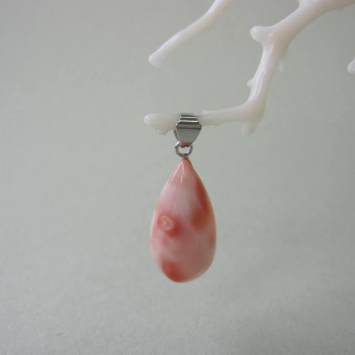 ピンク珊瑚 ドロップ ペンダントトップ 真鍮 宝石サンゴ 珊瑚婚 還暦 