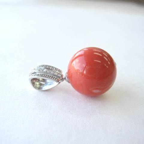 桃珊瑚の大玉ペンダントトップ/15ミリ/K18WG/ダイヤモンド0.16ct 
