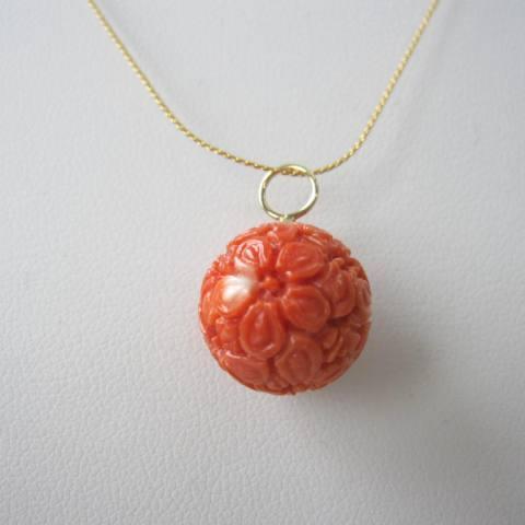 桃珊瑚桜の花の彫りペンダントトップ （13.3ミリ）/K18 /真鍮チェーン