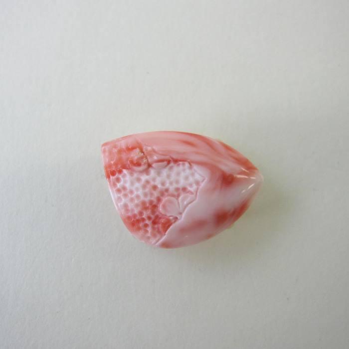 ピンク珊瑚 桜の彫り帯留め 真鍮 帯留 着物 和装小物 『宝石サンゴ 