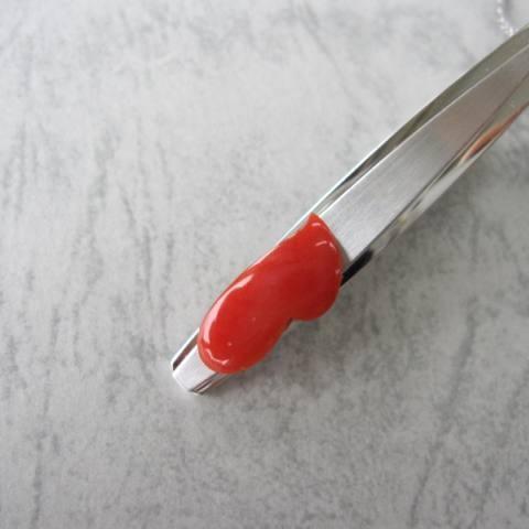 赤サンゴのタイピン