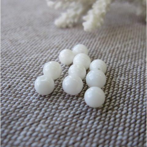 チべットの石製ビーズと珊瑚玉2個“勝さん専用“ 白珊瑚 丸玉 ビーズ (10個セット） 約4.5ミリ 貫通穴 『宝石
