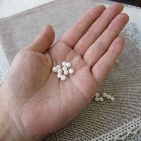 白珊瑚 丸玉 ビーズ (10個セット） 約4.5ミリ 貫通穴 『宝石サンゴ