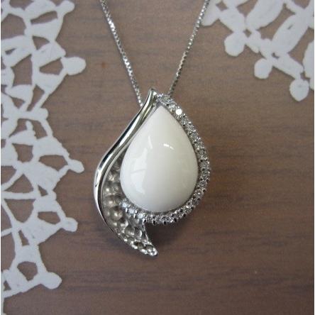 白サンゴの 豪華なペンダントトップ /K18WG/ダイヤ0.30ct/『宝石サンゴ 