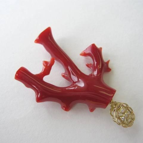 最新のデザイン 高知産血赤珊瑚枝のペンダントトップ/K18/ダイヤモンド0.03ct/『宝石サンゴ』