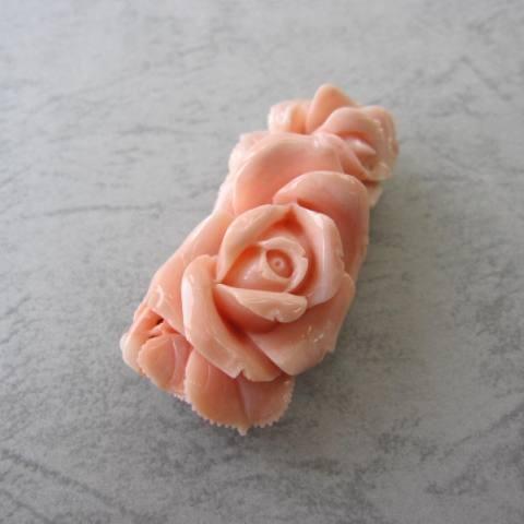 本ボケ珊瑚の美しい薔薇の花の帯留め兼ブローチ/『宝石さんご』 : 珊瑚