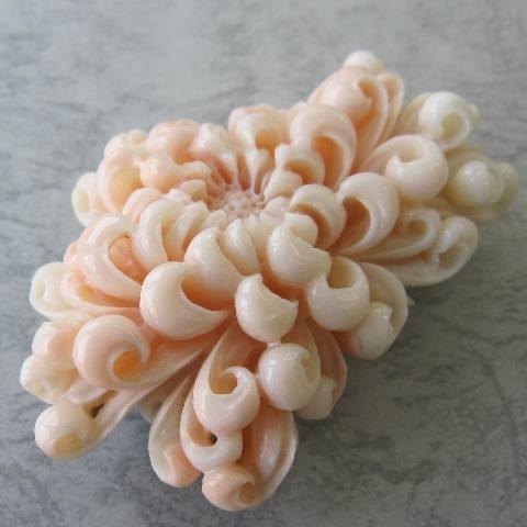 ミッド珊瑚豪華な菊の花の彫りの帯留め兼ブローチ/『宝石さんご