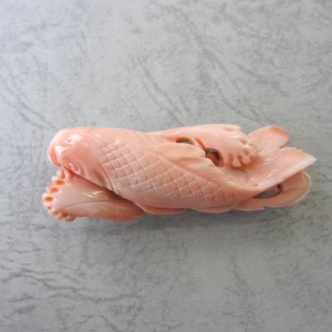 ピンク珊瑚鯉の彫りの帯留め兼ブローチ/『宝石さんご』 : r2ob1-247y